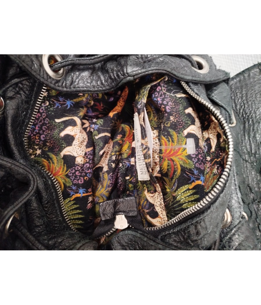 sac à dos noir - en seconde main - julie meuriss - rougefantomasnoir.com