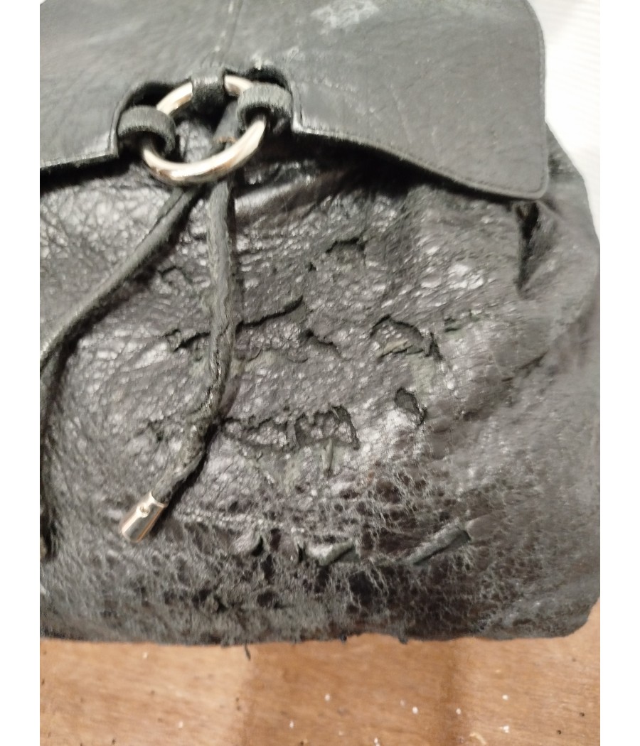 sac à dos noir - en seconde main - julie meuriss - rougefantomasnoir.com