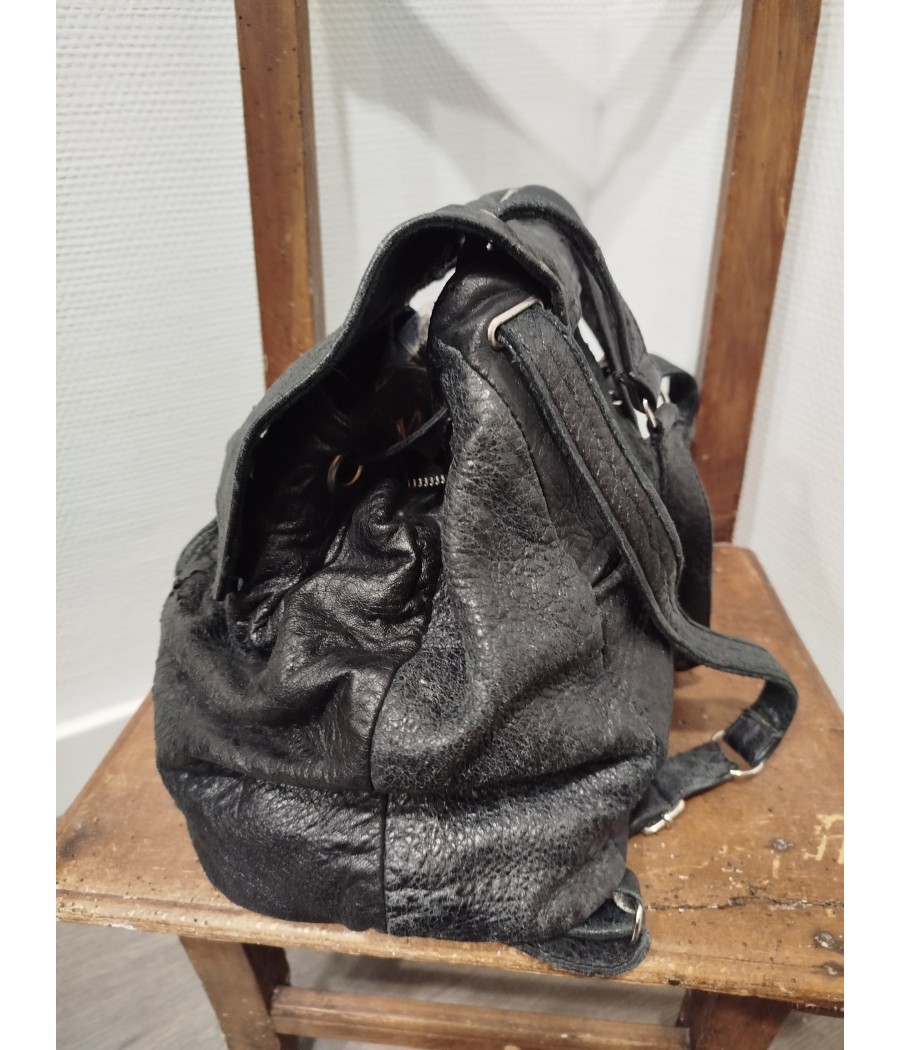 sac à dos noir - en seconde main - julie meuriss - rougefantomasnoir.com
