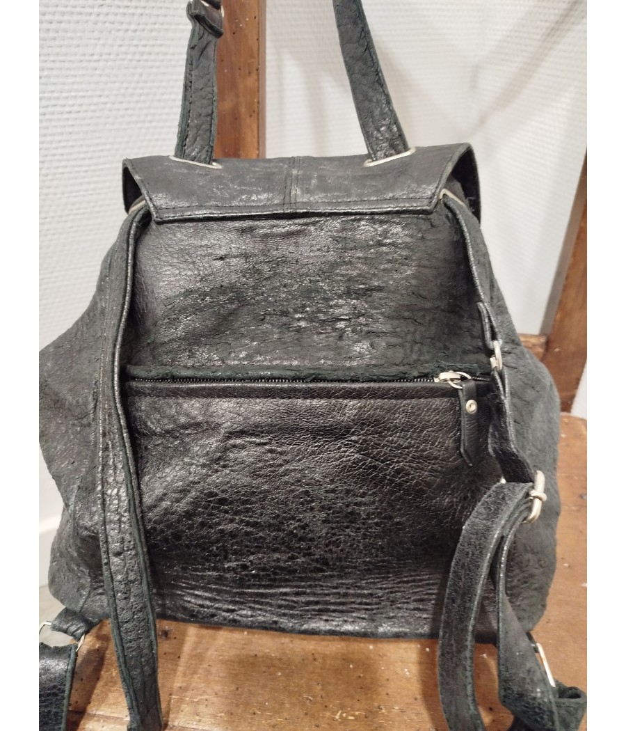 sac à dos noir - en seconde main - julie meuriss - rougefantomasnoir.com