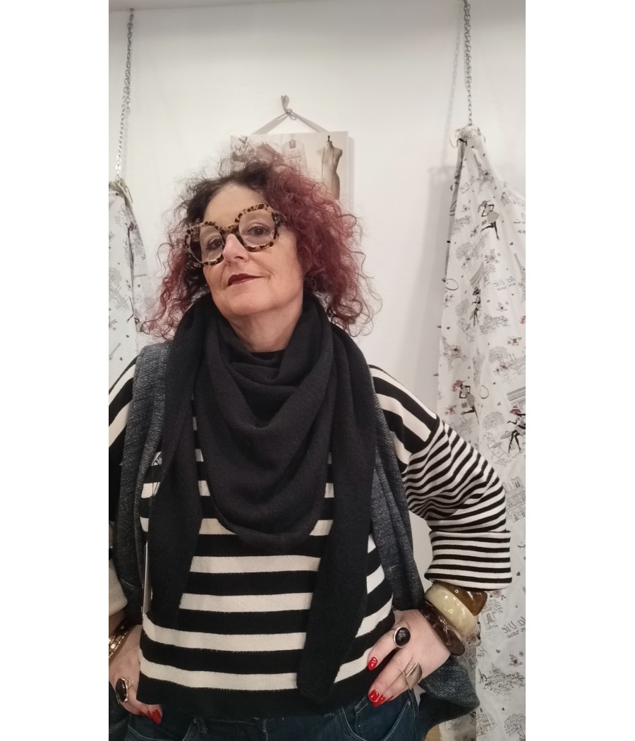 echarpe - triangle - en - maille - juliana - pièces - rougefantomasnoir.com