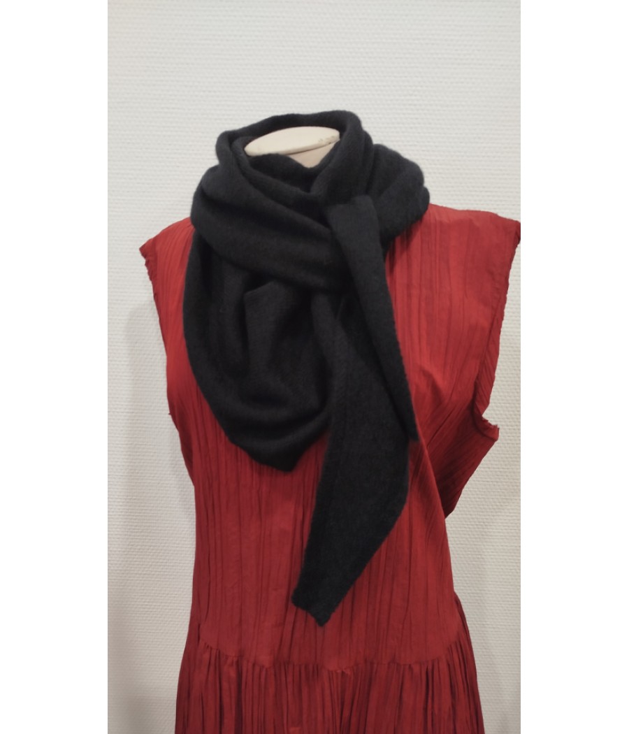 echarpe - triangle - en - maille - juliana - pièces - rougefantomasnoir.com