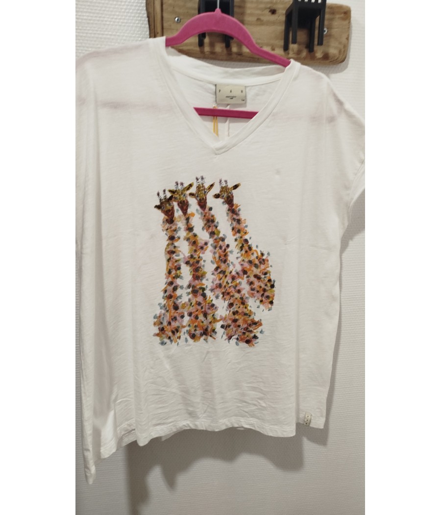 Tee-shirt -blanc- imprimé -girafes -PAN -col- V -femme – look -tendance-rougefantomasnoir.com