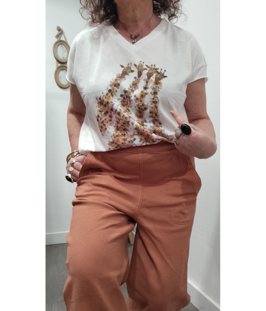 Tee-shirt -blanc- imprimé -girafes -PAN -col- V -femme – look -tendance-rougefantomasnoir.com